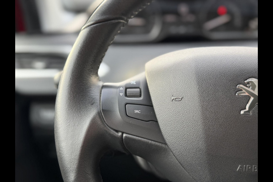 Peugeot 2008 1.2 PureTech Signature Navi,Apple Carplay,Airco,Cruise,Trekhaak,PDC,Distributie riem v.v. 2025,N.A.P,APK tot 03-2027