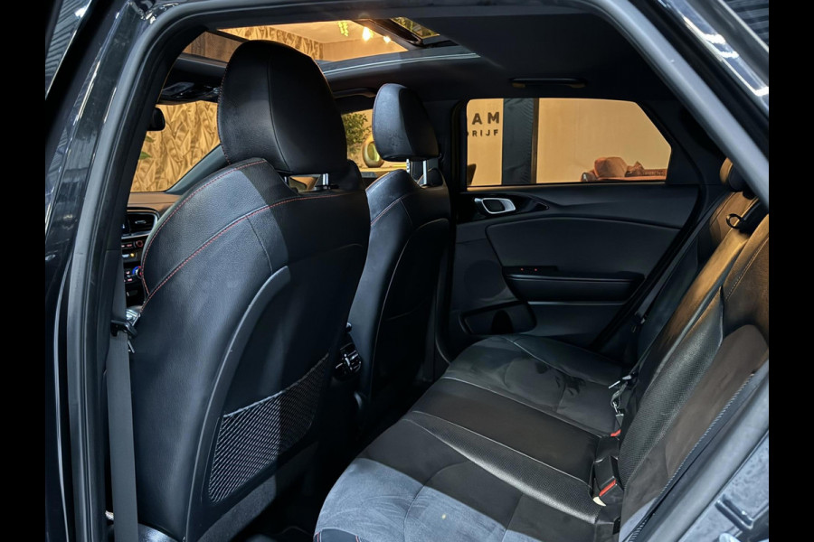 Kia ProCeed 1.6 T-GDI GT Garantie Trekhaak Pano Memory Camera Carplay StuurVW StoelVW Blindspot Elek Achterklep Navi Led Rijklaar