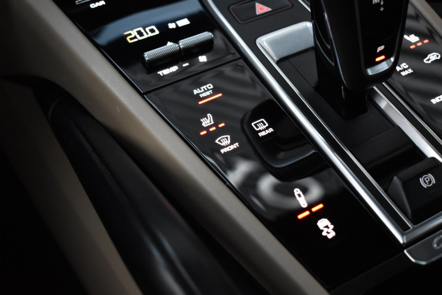 Porsche Cayenne 3.0 E-Hybrid 462pk | Pano | Trekhaak | 360 Camera | Sport Chrono | Bose | Stuurverwarming | Luchtvering | Orig. NL |