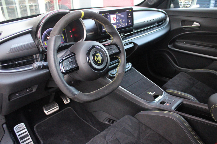 Abarth 600e SCORPIONISSIMA 280PK 54 kWh | SABELT PERFROMANCE SPORTOELEN/BEKLEDING | ENGINE SOUND GENERATOR | PACK DESIGN SCORPIONISSIMA | PACK TECH SCORPIONISSIMA | PACK WINTER (STOEL VERWARMING/VOORRUITVERWARMING) | PACK SCORPION | 20" LICHTMETALEN VELGEN | ABARTH BODYKIT | 360° PARKEERSENSOREN | REMKLAUWEN GROEN | ELEKTRISCH BEDIENBARE BESTUURDERSSTOEL | AMBIANCE INTERIEUR VERLICHTING | ACHTERUITRIJ CAMERA | ADAPTIVE CRUISE CONTROL | DRAADLOZE APPLE CARPLAY/ANDROID AUTO | DODEHOEK DETECTIE | DC SNELLAAD FUNCTIE | DRAADLOZE APPLE CARPLAY/ANDROID AUTO | ELEKTRISCH BEDIENBARE ACHTE