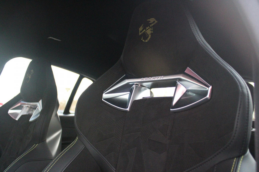 Abarth 600e SCORPIONISSIMA 280PK 54 kWh | SABELT PERFROMANCE SPORTOELEN/BEKLEDING | ENGINE SOUND GENERATOR | PACK DESIGN SCORPIONISSIMA | PACK TECH SCORPIONISSIMA | PACK WINTER (STOEL VERWARMING/VOORRUITVERWARMING) | PACK SCORPION | 20" LICHTMETALEN VELGEN | ABARTH BODYKIT | 360° PARKEERSENSOREN | REMKLAUWEN GROEN | ELEKTRISCH BEDIENBARE BESTUURDERSSTOEL | AMBIANCE INTERIEUR VERLICHTING | ACHTERUITRIJ CAMERA | ADAPTIVE CRUISE CONTROL | DRAADLOZE APPLE CARPLAY/ANDROID AUTO | DODEHOEK DETECTIE | DC SNELLAAD FUNCTIE | DRAADLOZE APPLE CARPLAY/ANDROID AUTO | ELEKTRISCH BEDIENBARE ACHTE