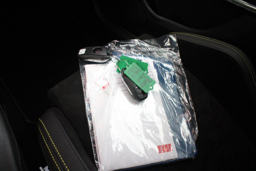 Abarth 600e SCORPIONISSIMA 280PK 54 kWh | SABELT PERFROMANCE SPORTOELEN/BEKLEDING | ENGINE SOUND GENERATOR | PACK DESIGN SCORPIONISSIMA | PACK TECH SCORPIONISSIMA | PACK WINTER (STOEL VERWARMING/VOORRUITVERWARMING) | PACK SCORPION | 20" LICHTMETALEN VELGEN | ABARTH BODYKIT | 360° PARKEERSENSOREN | REMKLAUWEN GROEN | ELEKTRISCH BEDIENBARE BESTUURDERSSTOEL | AMBIANCE INTERIEUR VERLICHTING | ACHTERUITRIJ CAMERA | ADAPTIVE CRUISE CONTROL | DRAADLOZE APPLE CARPLAY/ANDROID AUTO | DODEHOEK DETECTIE | DC SNELLAAD FUNCTIE | DRAADLOZE APPLE CARPLAY/ANDROID AUTO | ELEKTRISCH BEDIENBARE ACHTE