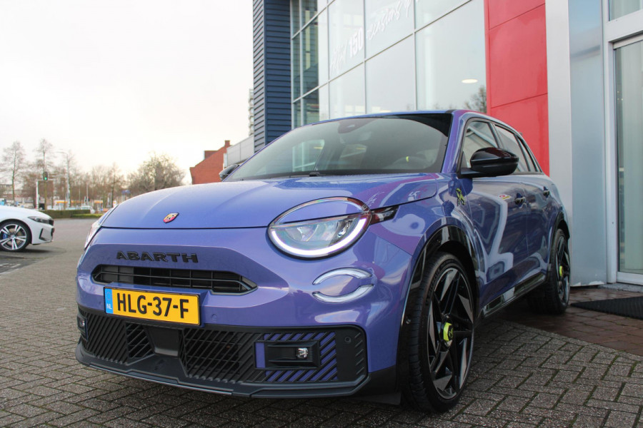 Abarth 600e SCORPIONISSIMA 280PK 54 kWh | SABELT PERFROMANCE SPORTOELEN/BEKLEDING | ENGINE SOUND GENERATOR | PACK DESIGN SCORPIONISSIMA | PACK TECH SCORPIONISSIMA | PACK WINTER (STOEL VERWARMING/VOORRUITVERWARMING) | PACK SCORPION | 20" LICHTMETALEN VELGEN | ABARTH BODYKIT | 360° PARKEERSENSOREN | REMKLAUWEN GROEN | ELEKTRISCH BEDIENBARE BESTUURDERSSTOEL | AMBIANCE INTERIEUR VERLICHTING | ACHTERUITRIJ CAMERA | ADAPTIVE CRUISE CONTROL | DRAADLOZE APPLE CARPLAY/ANDROID AUTO | DODEHOEK DETECTIE | DC SNELLAAD FUNCTIE | DRAADLOZE APPLE CARPLAY/ANDROID AUTO | ELEKTRISCH BEDIENBARE ACHTE