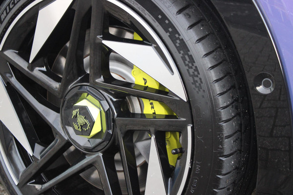 Abarth 600e SCORPIONISSIMA 280PK 54 kWh | SABELT PERFROMANCE SPORTOELEN/BEKLEDING | ENGINE SOUND GENERATOR | PACK DESIGN SCORPIONISSIMA | PACK TECH SCORPIONISSIMA | PACK WINTER (STOEL VERWARMING/VOORRUITVERWARMING) | PACK SCORPION | 20" LICHTMETALEN VELGEN | ABARTH BODYKIT | 360° PARKEERSENSOREN | REMKLAUWEN GROEN | ELEKTRISCH BEDIENBARE BESTUURDERSSTOEL | AMBIANCE INTERIEUR VERLICHTING | ACHTERUITRIJ CAMERA | ADAPTIVE CRUISE CONTROL | DRAADLOZE APPLE CARPLAY/ANDROID AUTO | DODEHOEK DETECTIE | DC SNELLAAD FUNCTIE | DRAADLOZE APPLE CARPLAY/ANDROID AUTO | ELEKTRISCH BEDIENBARE ACHTE