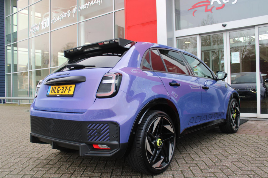 Abarth 600e SCORPIONISSIMA 280PK 54 kWh | SABELT PERFROMANCE SPORTOELEN/BEKLEDING | ENGINE SOUND GENERATOR | PACK DESIGN SCORPIONISSIMA | PACK TECH SCORPIONISSIMA | PACK WINTER (STOEL VERWARMING/VOORRUITVERWARMING) | PACK SCORPION | 20" LICHTMETALEN VELGEN | ABARTH BODYKIT | 360° PARKEERSENSOREN | REMKLAUWEN GROEN | ELEKTRISCH BEDIENBARE BESTUURDERSSTOEL | AMBIANCE INTERIEUR VERLICHTING | ACHTERUITRIJ CAMERA | ADAPTIVE CRUISE CONTROL | DRAADLOZE APPLE CARPLAY/ANDROID AUTO | DODEHOEK DETECTIE | DC SNELLAAD FUNCTIE | DRAADLOZE APPLE CARPLAY/ANDROID AUTO | ELEKTRISCH BEDIENBARE ACHTE