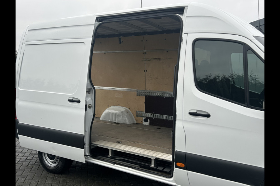 Mercedes-Benz Sprinter 311 CDI RWD 3.5T / L2H2 / UNIEK!! MEMORY EN STOELVERWARMING / TREKHAAK / LED KOPLAMPEN / ECC / CRUISE / NAVI / CAMERA / 3-ZITS /