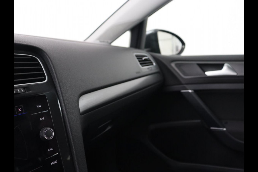 Volkswagen Golf 1.0 TSI Comfortline | Trekhaak | Adaptive cruise | Navigatie | 18'' | Climate control | Parkeerhulp | Bluetooth