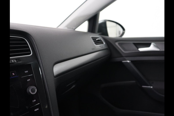 Volkswagen Golf 1.0 TSI Comfortline | Trekhaak | Adaptive cruise | Navigatie | 18'' | Climate control | Parkeerhulp | Bluetooth
