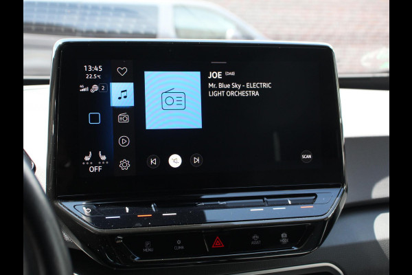 Volkswagen ID.3 Life 58 kWh Climate control Navigatie Cruise control Parkeersensoren voor + achter LED Voorstoelen verwarmd Apple Carplay/ Android Auto