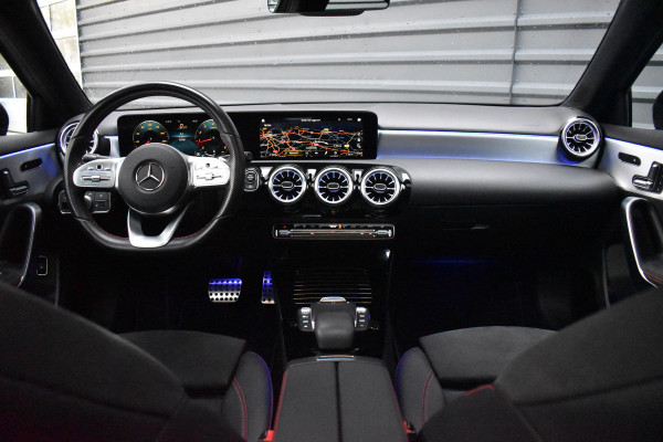 Mercedes-Benz A-Klasse 180 AMG Night | Pano | Memory | Sfeerverlichting | Camera | Stoelverwarming | Orig. NL |