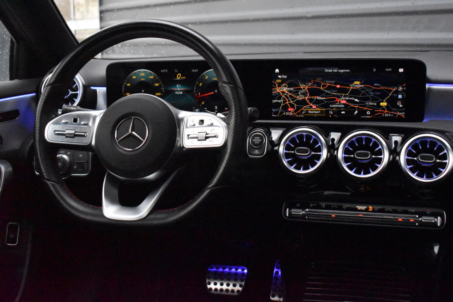 Mercedes-Benz A-Klasse 180 AMG Night | Pano | Memory | Sfeerverlichting | Camera | Stoelverwarming | Orig. NL |