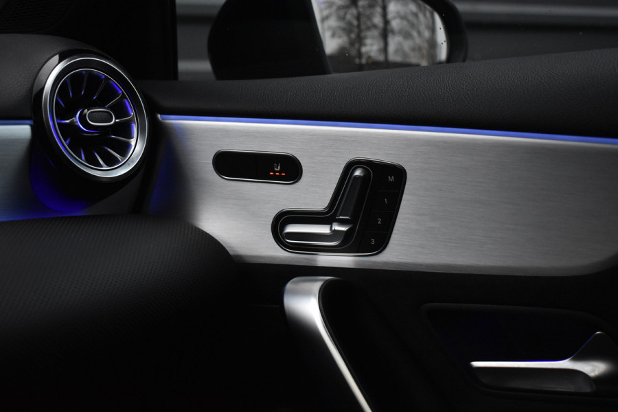 Mercedes-Benz A-Klasse 180 AMG Night | Pano | Memory | Sfeerverlichting | Camera | Stoelverwarming | Orig. NL |