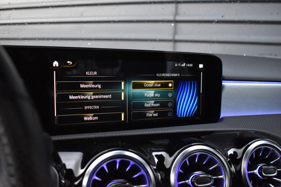 Mercedes-Benz A-Klasse 180 AMG Night | Pano | Memory | Sfeerverlichting | Camera | Stoelverwarming | Orig. NL |