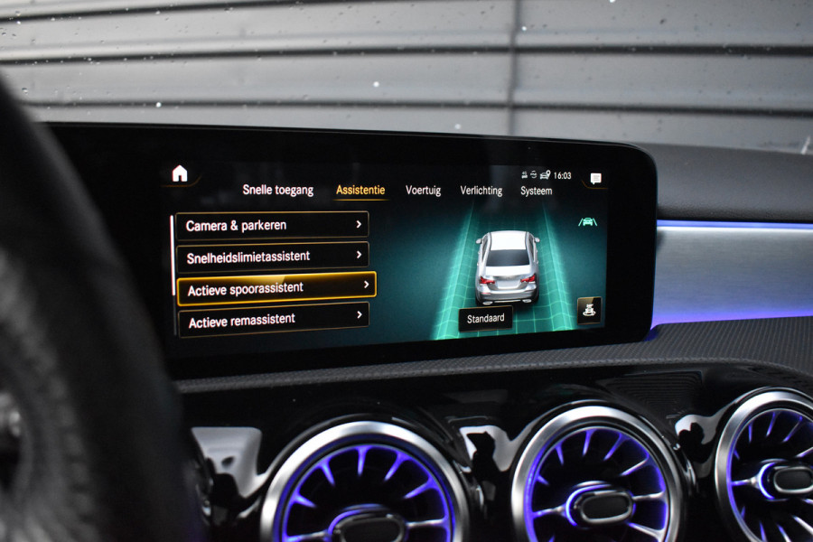 Mercedes-Benz A-Klasse 180 AMG Night | Pano | Memory | Sfeerverlichting | Camera | Stoelverwarming | Orig. NL |