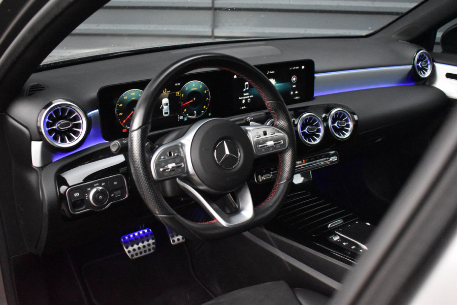 Mercedes-Benz A-Klasse 180 AMG Night | Pano | Memory | Sfeerverlichting | Camera | Stoelverwarming | Orig. NL |