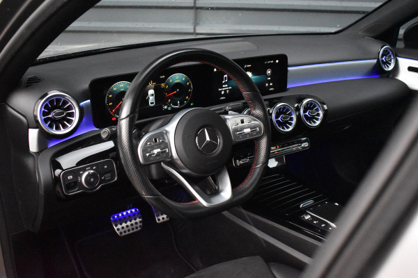 Mercedes-Benz A-Klasse 180 AMG Night | Pano | Memory | Sfeerverlichting | Camera | Stoelverwarming | Orig. NL |