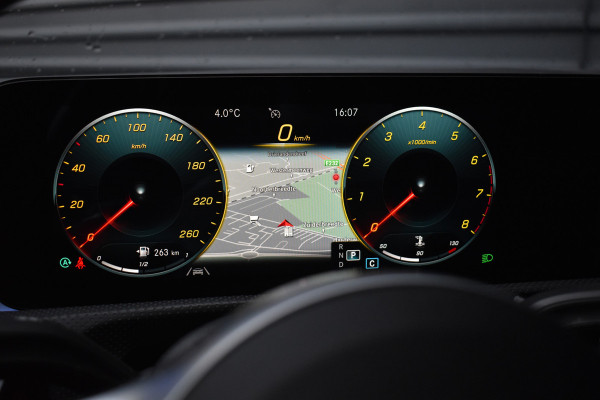 Mercedes-Benz A-Klasse 180 AMG Night | Pano | Memory | Sfeerverlichting | Camera | Stoelverwarming | Orig. NL |