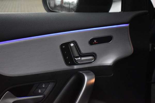 Mercedes-Benz A-Klasse 180 AMG Night | Pano | Memory | Sfeerverlichting | Camera | Stoelverwarming | Orig. NL |