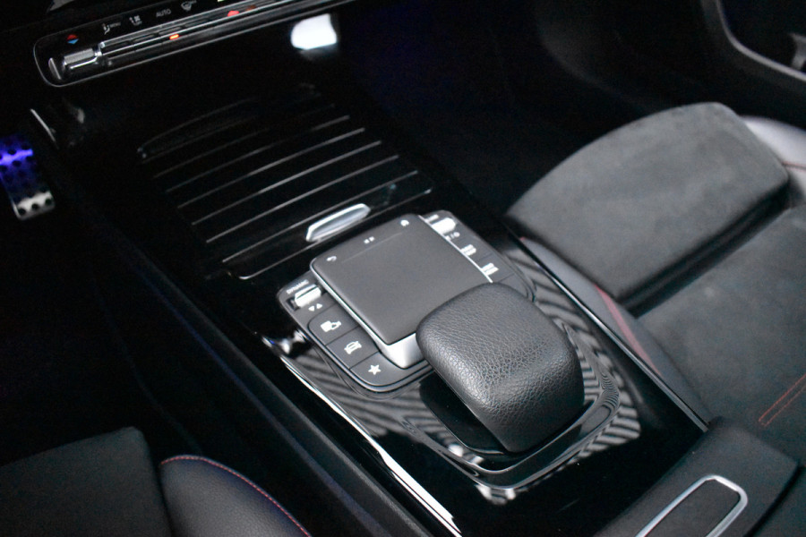 Mercedes-Benz A-Klasse 180 AMG Night | Pano | Memory | Sfeerverlichting | Camera | Stoelverwarming | Orig. NL |