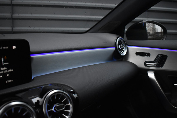 Mercedes-Benz A-Klasse 180 AMG Night | Pano | Memory | Sfeerverlichting | Camera | Stoelverwarming | Orig. NL |