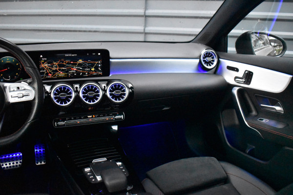 Mercedes-Benz A-Klasse 180 AMG Night | Pano | Memory | Sfeerverlichting | Camera | Stoelverwarming | Orig. NL |