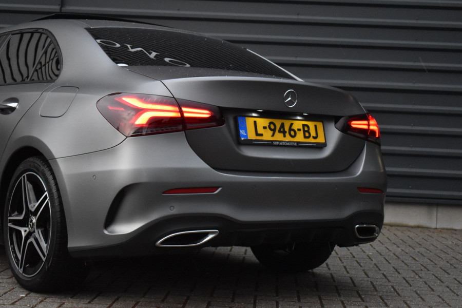 Mercedes-Benz A-Klasse 180 AMG Night | Pano | Memory | Sfeerverlichting | Camera | Stoelverwarming | Orig. NL |