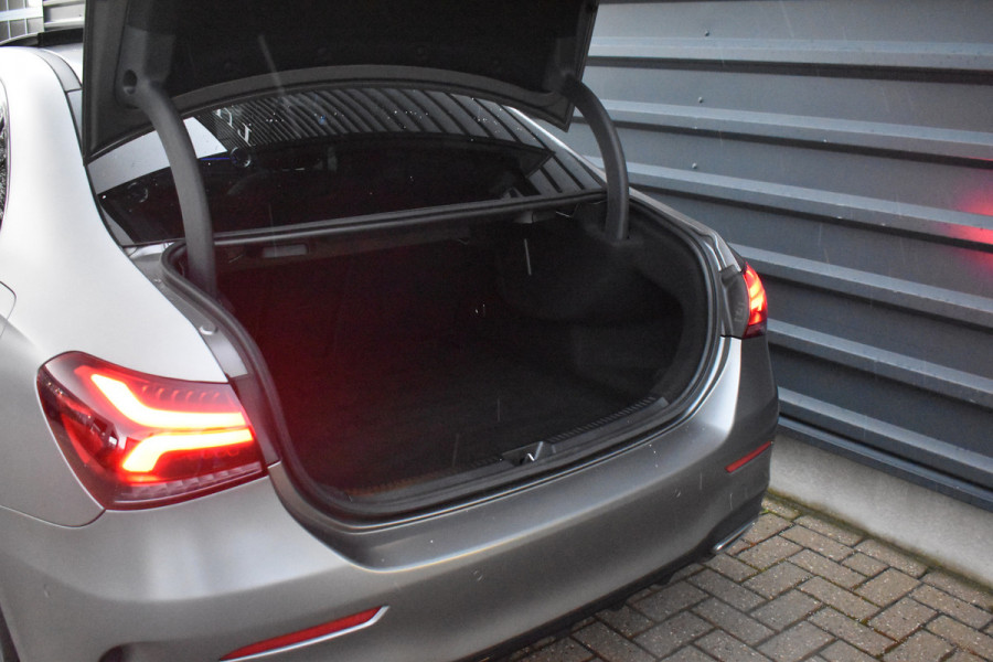 Mercedes-Benz A-Klasse 180 AMG Night | Pano | Memory | Sfeerverlichting | Camera | Stoelverwarming | Orig. NL |