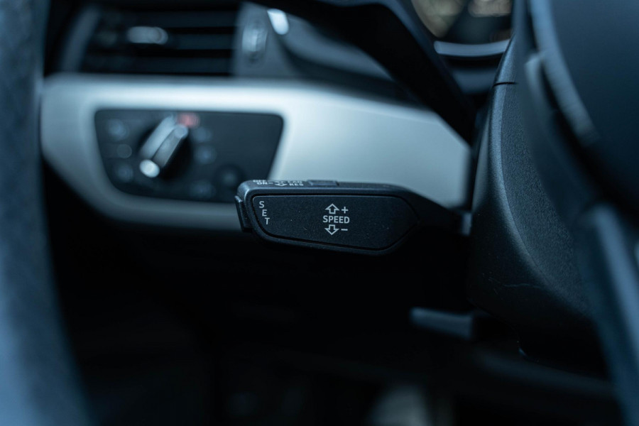 Audi A4 Avant 35 TFSI Business Edition 150PK Navi Sportstoelen Trekhaak