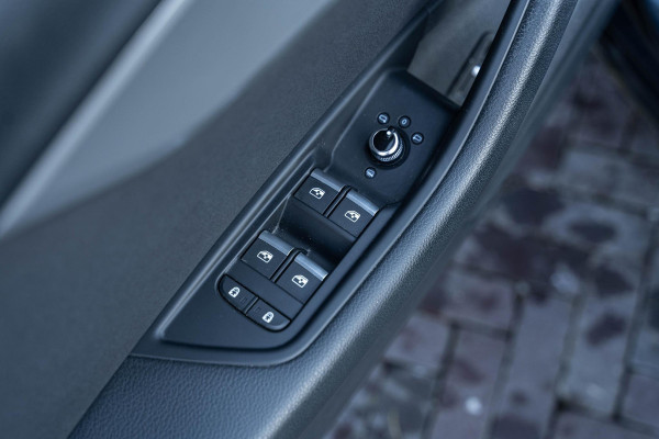 Audi A4 Avant 35 TFSI Business Edition 150PK Navi Sportstoelen Trekhaak