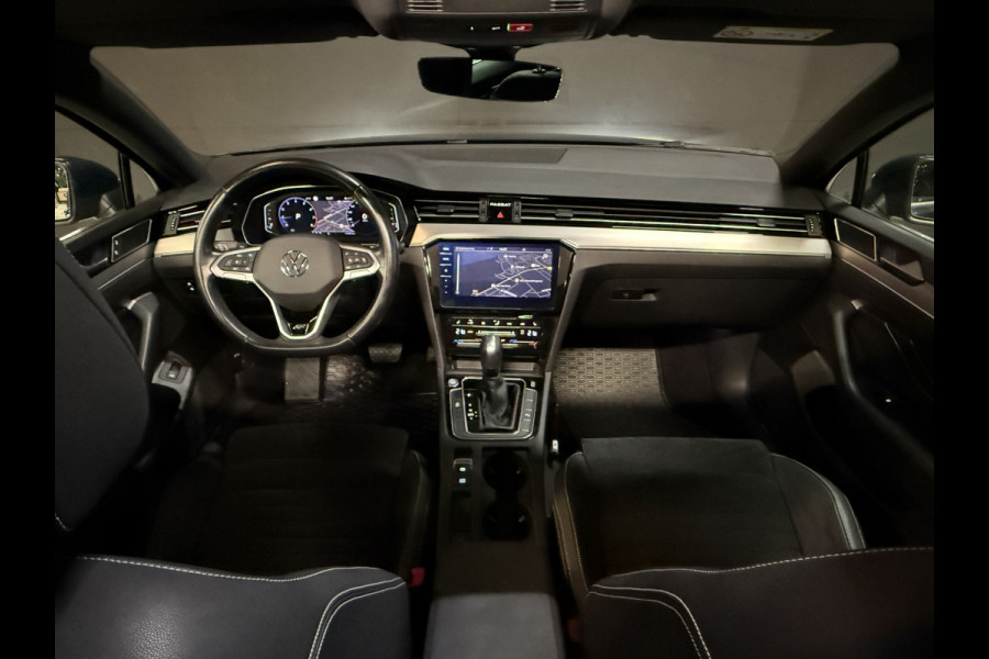 Volkswagen Passat Variant 1.5 TSI 2x R-Line Business + | Panoramadak | Leder | Camera | Afn. trekhaak | Adaptive cruise | Stoelverwarming | Virtual