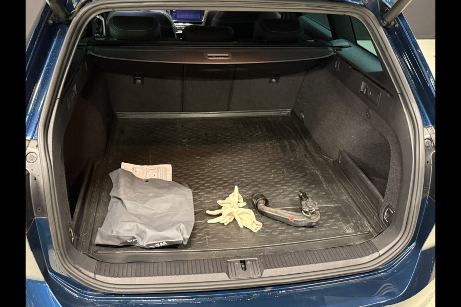 Volkswagen Passat Variant 1.5 TSI 2x R-Line Business + | Panoramadak | Leder | Camera | Afn. trekhaak | Adaptive cruise | Stoelverwarming | Virtual