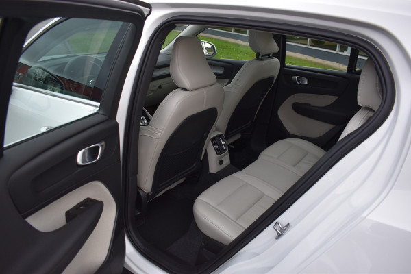 Volvo XC40 T4 211PK Recharge Inscription | Trekhaak | Panodak | H&K | ACC | Leder | Stuurverwarming | 360 Camera