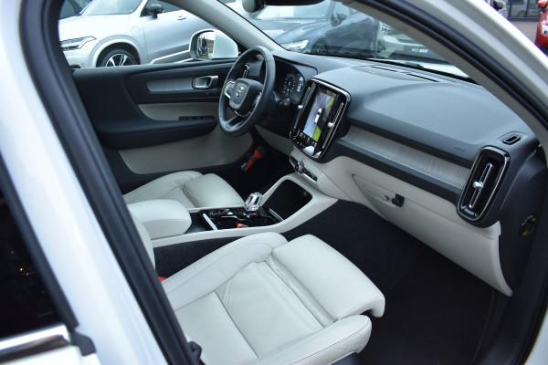 Volvo XC40 T4 211PK Recharge Inscription | Trekhaak | Panodak | H&K | ACC | Leder | Stuurverwarming | 360 Camera