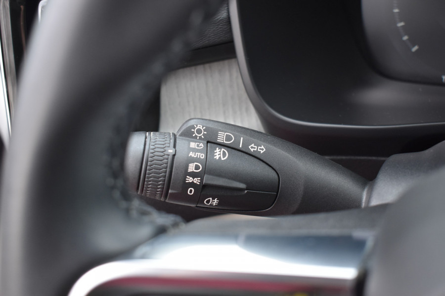 Volvo XC40 T4 211PK Recharge Inscription | Trekhaak | Panodak | H&K | ACC | Leder | Stuurverwarming | 360 Camera