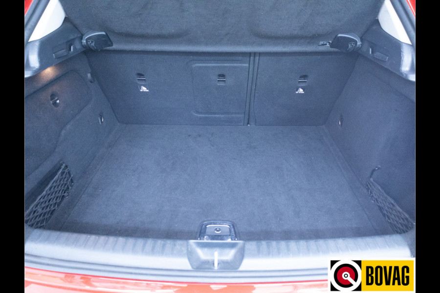 Mercedes-Benz GLA 200 AMG Line Edition Premium Plus Night | Navigatie | Elec. klep | Leer | 19"LMV | Cruise, Trekhaak, High Performance led