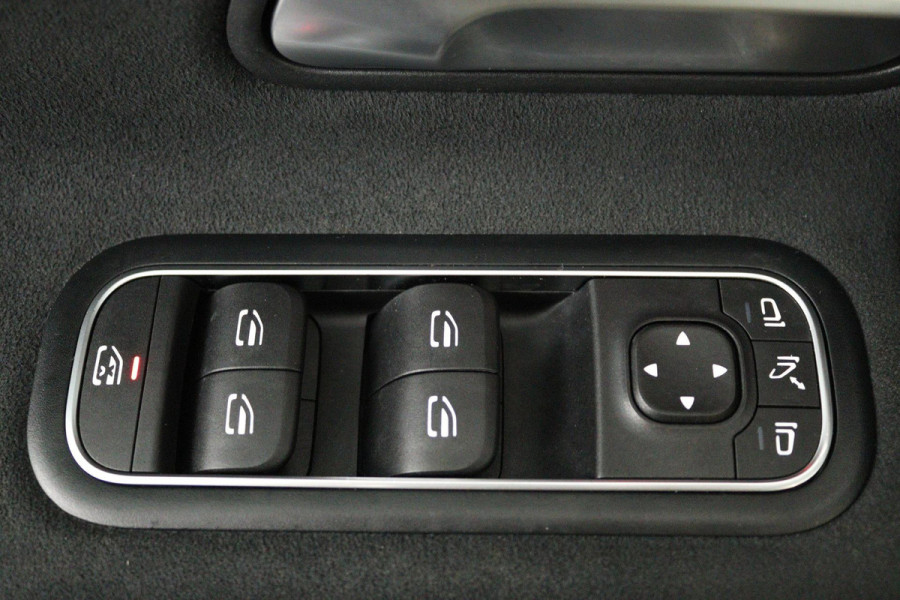 Mercedes-Benz A-Klasse 250 e Business Solution AMG Limited (SFEERVERLICHTING, PANORAMADAK, CAMERA, STOELVERWARMING, 1e EIGENAAR)