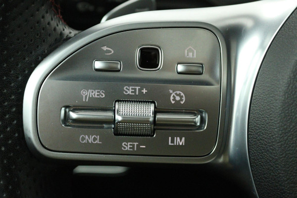 Mercedes-Benz A-Klasse 250 e Business Solution AMG Limited (SFEERVERLICHTING, PANORAMADAK, CAMERA, STOELVERWARMING, 1e EIGENAAR)