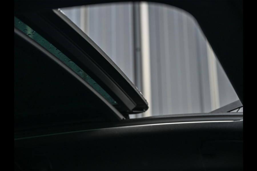 BMW 1-serie M135i xDrive High Executive · M- sport · Panoramadak · Camera · Active cruise · Harman/Kardon · Adaptive Suspension · M Sportbra