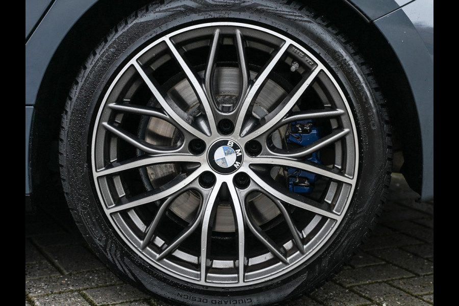 BMW 1-serie M135i xDrive High Executive · M- sport · Panoramadak · Camera · Active cruise · Harman/Kardon · Adaptive Suspension · M Sportbra