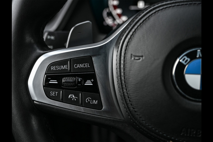 BMW 1-serie M135i xDrive High Executive · M- sport · Panoramadak · Camera · Active cruise · Harman/Kardon · Adaptive Suspension · M Sportbra