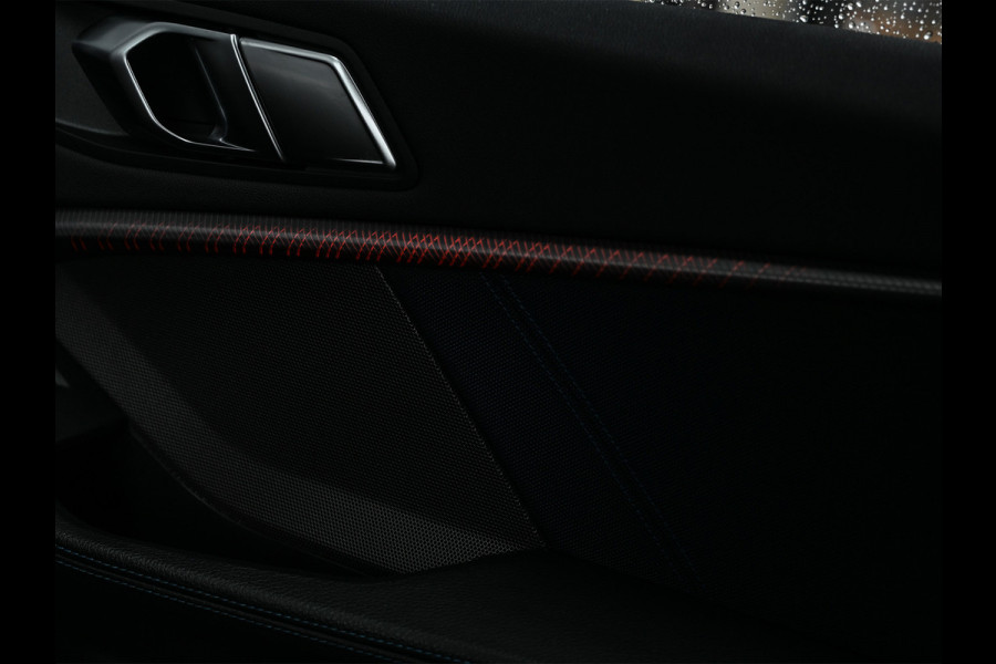 BMW 1-serie M135i xDrive High Executive · M- sport · Panoramadak · Camera · Active cruise · Harman/Kardon · Adaptive Suspension · M Sportbra