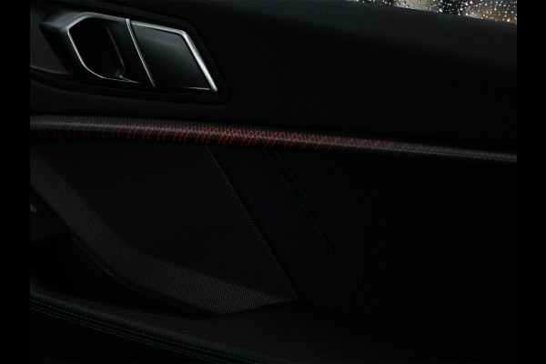 BMW 1-serie M135i xDrive High Executive · M- sport · Panoramadak · Camera · Active cruise · Harman/Kardon · Adaptive Suspension · M Sportbra