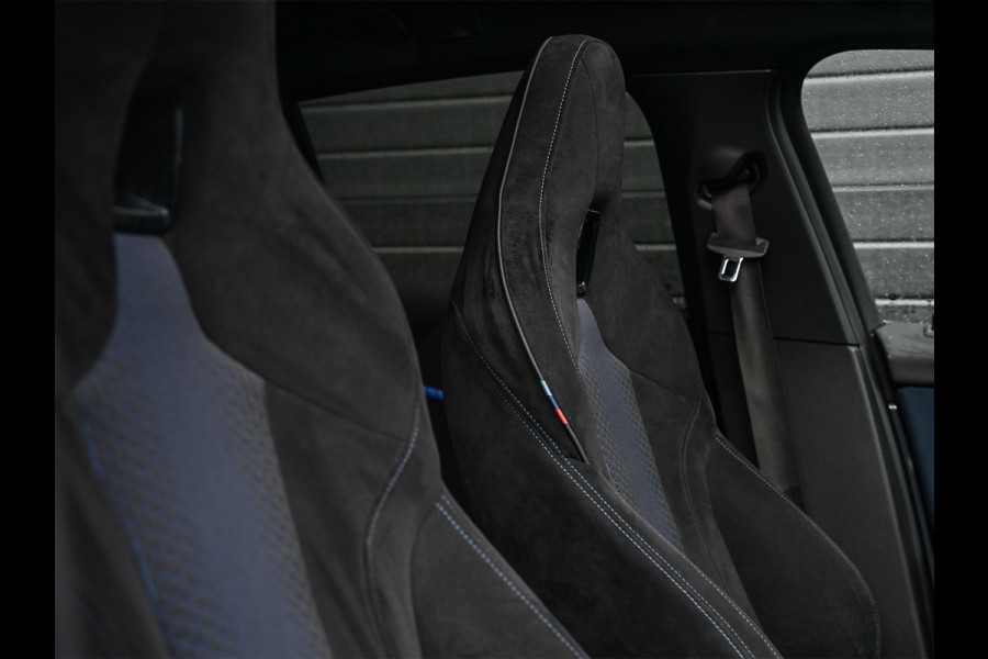 BMW 1-serie M135i xDrive High Executive · M- sport · Panoramadak · Camera · Active cruise · Harman/Kardon · Adaptive Suspension · M Sportbra