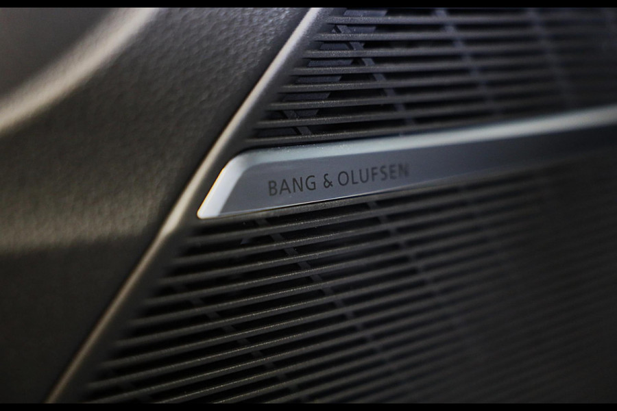 Audi Q8 55 TFSI e Quattro S Line / B & O / Camera / F1 / Cruise Control / Sfeerverlichting / Dig Cockpit / Matrix / Pdc / 23 Inch