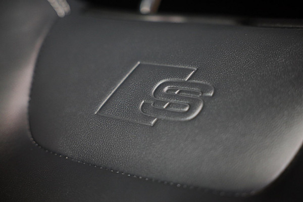 Audi Q8 55 TFSI e Quattro S Line / B & O / Camera / F1 / Cruise Control / Sfeerverlichting / Dig Cockpit / Matrix / Pdc / 23 Inch