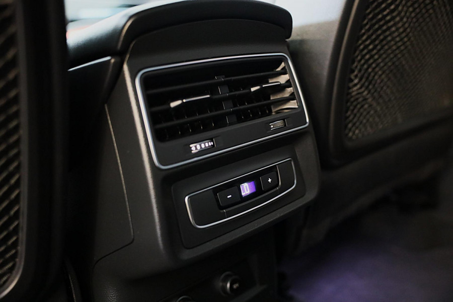 Audi Q8 55 TFSI e Quattro S Line / B & O / Camera / F1 / Cruise Control / Sfeerverlichting / Dig Cockpit / Matrix / Pdc / 23 Inch