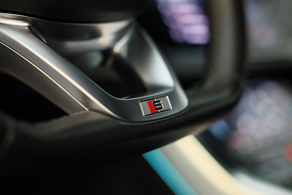 Audi Q8 55 TFSI e Quattro S Line / B & O / Camera / F1 / Cruise Control / Sfeerverlichting / Dig Cockpit / Matrix / Pdc / 23 Inch