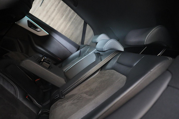 Audi Q8 55 TFSI e Quattro S Line / B & O / Camera / F1 / Cruise Control / Sfeerverlichting / Dig Cockpit / Matrix / Pdc / 23 Inch