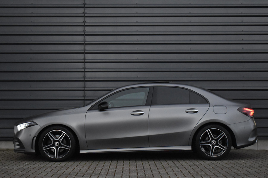 Mercedes-Benz A-Klasse 180 AMG Night | Pano | Memory | Sfeerverlichting | Camera | Stoelverwarming | Orig. NL |