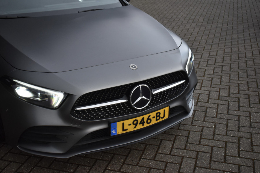 Mercedes-Benz A-Klasse 180 AMG Night | Pano | Memory | Sfeerverlichting | Camera | Stoelverwarming | Orig. NL |